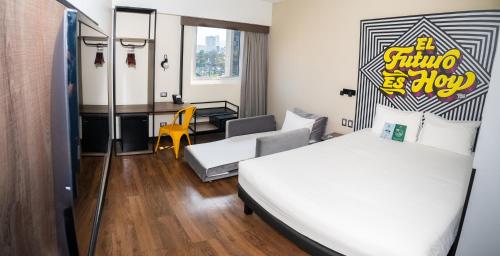 利马ibis styles Lima San Isidro的酒店客房带两张床和一个客厅