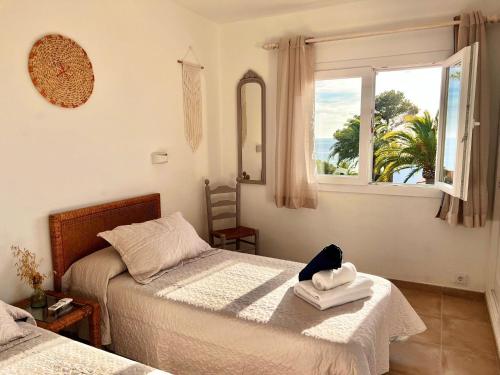 苏昂博Villa Joanna的一间卧室设有两张床和窗户。