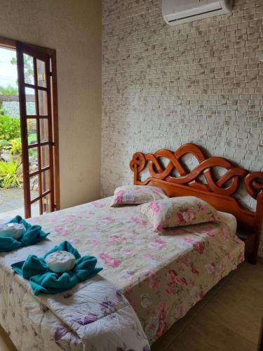 博拉塞亚Residencial dos Portugas的一间卧室配有一张床,上面有两条毛巾