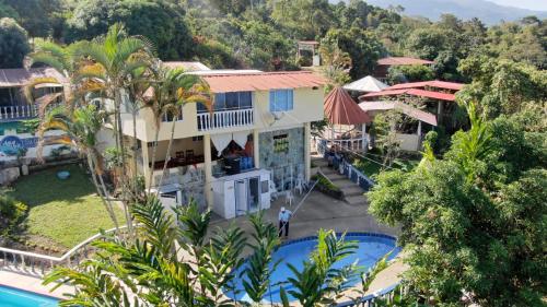 ViotáFinca Agua Viva的享有带游泳池的度假村的空中景致