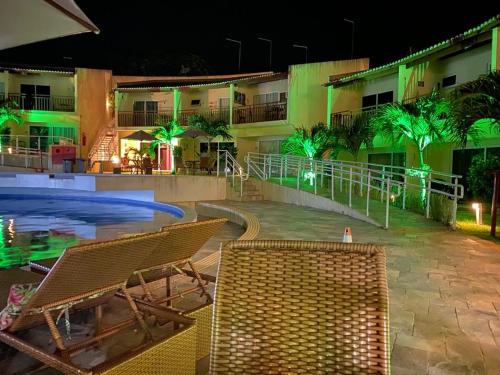 皮帕Duplex Solar Água的一个带游泳池和两张躺椅的度假胜地