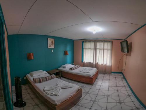 图里亚尔瓦Geliwa B&B的一间设有两张床和一台电视的房间