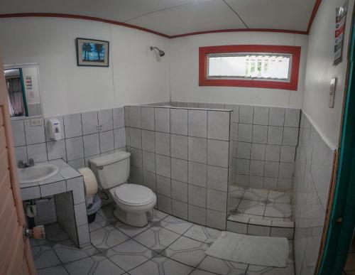 图里亚尔瓦Geliwa B&B的一间带卫生间和水槽的小浴室