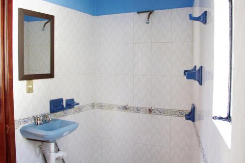 瓦哈卡市Casa Santiago的浴室设有蓝色水槽和镜子