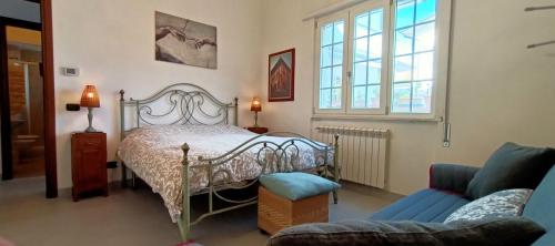 托雷德尔格拉戈普奇Lovely Beach House For Two的一间卧室配有一张床和一张沙发
