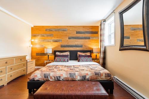 泰勒博恩Chez Joe - CITQ #3I74I4的一间卧室设有一张床和木墙