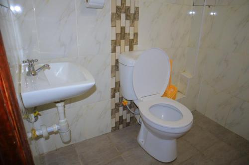 Langata RongaiSpringStone executive suite Rm 2的浴室配有白色卫生间和盥洗盆。