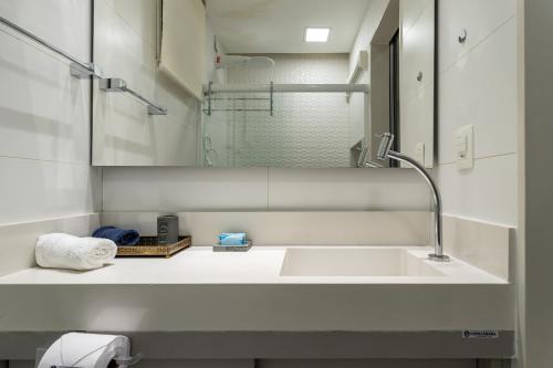 里约热内卢Loft de Luxo no melhor ponto de Copacabana的白色的浴室设有水槽和镜子