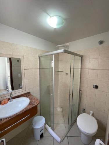 纳塔尔Pousada Laranja - Nova Administração的带淋浴、卫生间和盥洗盆的浴室