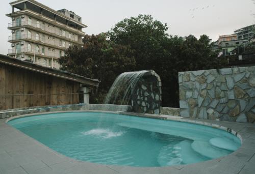 希利特拉Hotel Posada San Agustin的一个带喷泉的游泳池