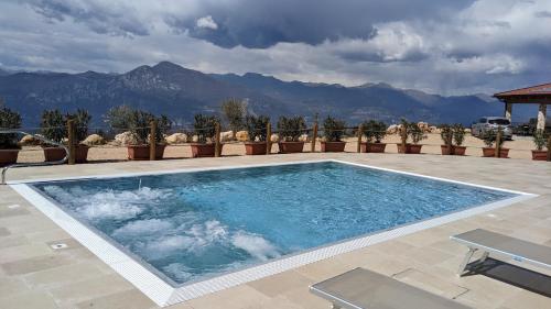 圣奇诺·迪·蒙塔尼亚Agricampeggio La Part ONLY CAMPER的一座山地游泳池