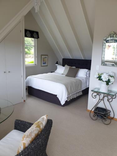 旺阿马塔Brenton Lodge的一间卧室配有两张床、一张桌子和一把椅子