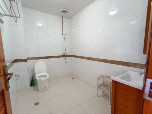 南迪2 bedroom Apartment的白色的浴室设有卫生间和水槽。