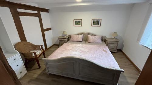 GuhrowZur alten Eiche的一间卧室设有一张大床和两个床头柜