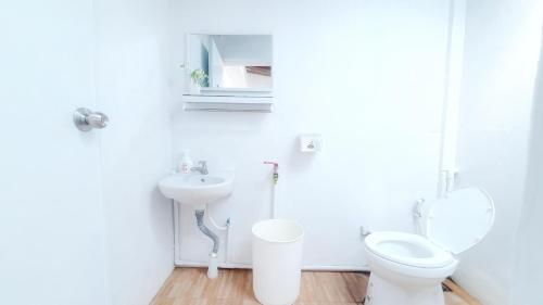 南奔Najai Home Stay lamphun的白色的浴室设有卫生间和水槽。