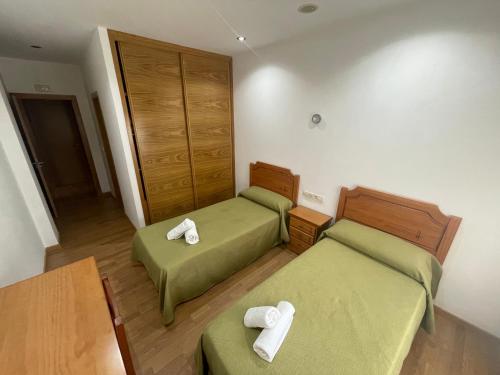 帕德隆Camiño Portugues的小房间设有两张床和一张桌子