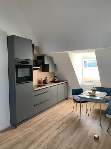 杜塞尔多夫City-Apartment Düsseldorf的厨房配有不锈钢用具和桌子