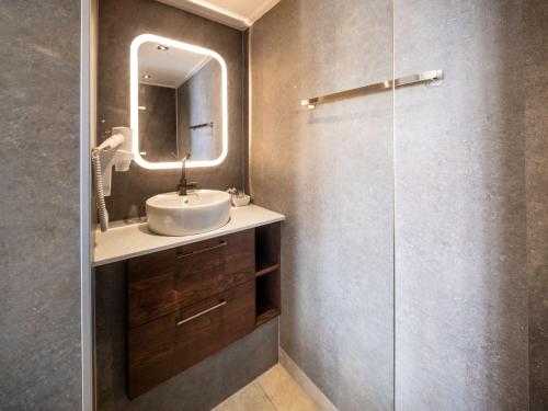 爱德华Best Western Plus Hotel Restaurant Aduard的一间带水槽和镜子的浴室