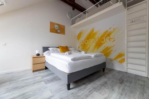 埃格尔Roomstore Studio Apartments的卧室配有一张床,墙上挂有绘画作品