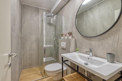 罗维尼Villa Ladavac B&B的一间带水槽、卫生间和镜子的浴室