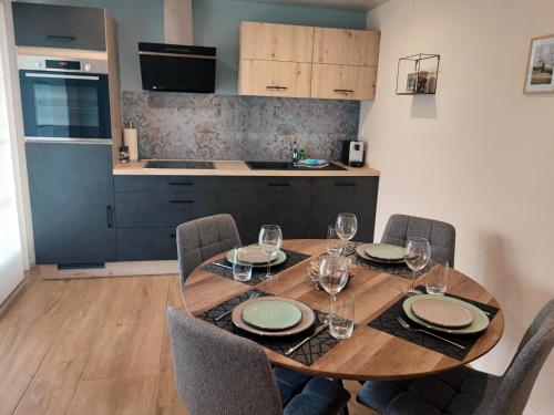 施皮茨Kleine Auszeit - 2-Zimmer Ferienwohnung的餐桌、椅子和厨房
