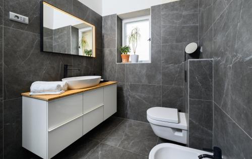 斯普利特Designer Two-Bedroom Apartment的一间带水槽、卫生间和镜子的浴室