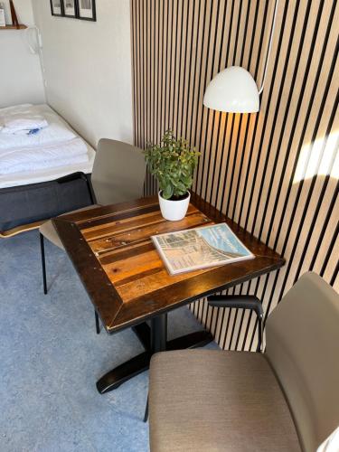 伦德Danhostel Rønde的桌子,盆栽,床上在房间里