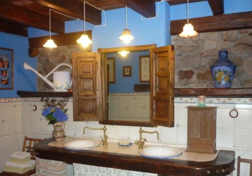 巴基奥Precioso caserío con jardín的浴室设有2个水槽和镜子