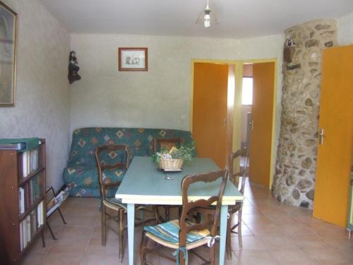 普罗旺斯地区阿莱马尼bastide la fondue的客厅配有桌子和沙发