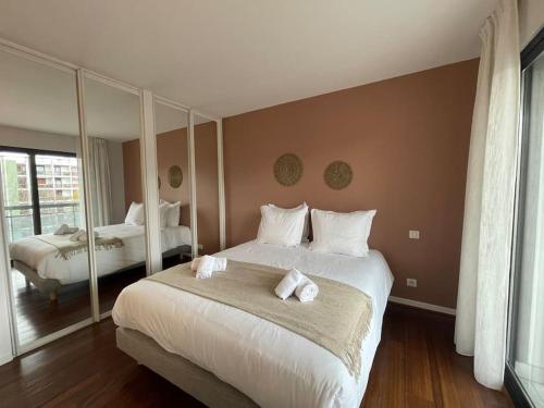 安锡Le Mont-Veyrier, parking et vue的一间卧室配有一张大床和毛巾