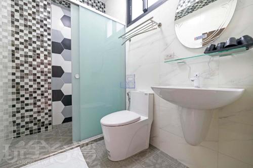 西屿乡忘憂海HappinesSea的一间带水槽、卫生间和镜子的浴室