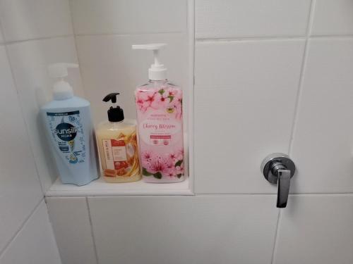 新山SkyView的浴室架,内有两瓶肥皂和化妆品