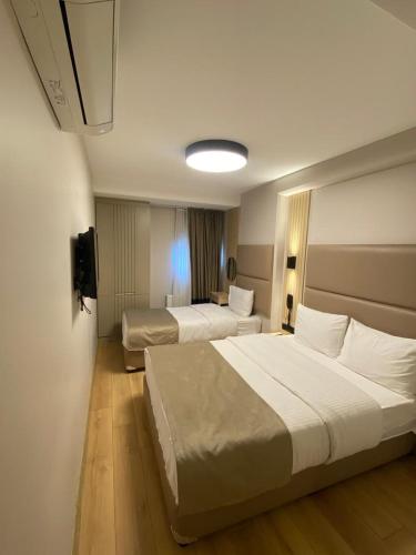 伊斯坦布尔Otel Yenikapı的酒店客房设有两张床和电视。