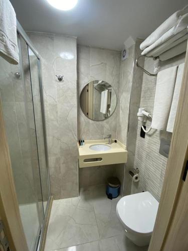 伊斯坦布尔Otel Yenikapı的一间带卫生间、水槽和镜子的浴室