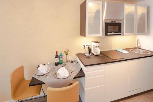 韦斯特兰Top Appartements Roth am Strande的一个带桌子和台面的小厨房