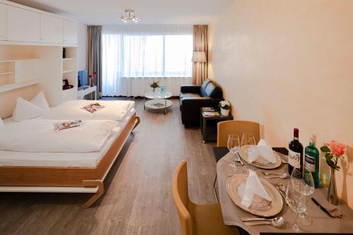 韦斯特兰Top Appartements Roth am Strande的酒店客房设有床和客厅。
