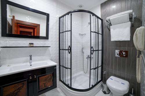 班德尔马潘德玛港酒店的带淋浴、盥洗盆和卫生间的浴室