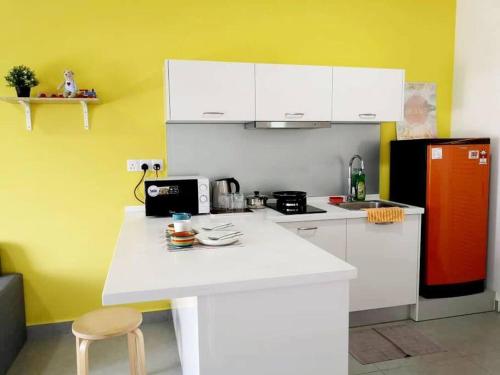 塞贝维KA701-One Bedroom Apartment- Wifi -Netflix -Parking - Pool, 1002的厨房配有白色的柜台和红色的冰箱。