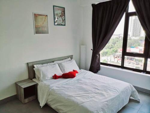 塞贝维KA701-One Bedroom Apartment- Wifi -Netflix -Parking - Pool, 1002的一只红色的填充物动物坐在床上