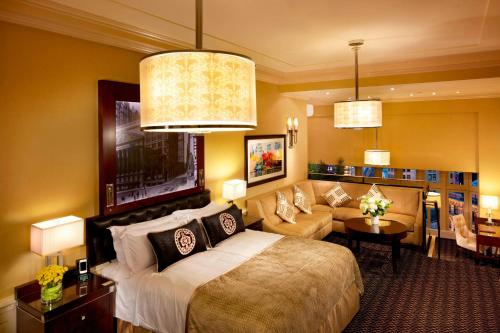 纽约时代广场阿尔冈昆酒店，傲途格精选酒店的酒店客房,配有床和沙发