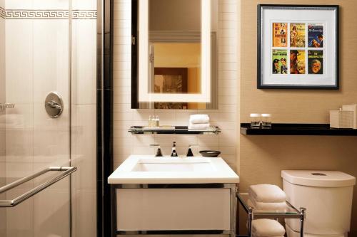 纽约时代广场阿尔冈昆酒店，傲途格精选酒店的一间带水槽、淋浴和卫生间的浴室