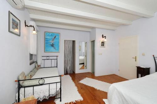 MolatVilla Nikolina的一间白色客房,设有两张床和走廊