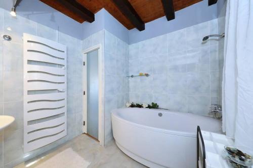 MolatVilla Nikolina的白色的浴室设有浴缸和水槽。