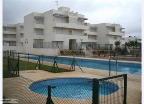 阿尔么丽亚Cabo de Gata Oasis Retamar II的一座大建筑前的游泳池