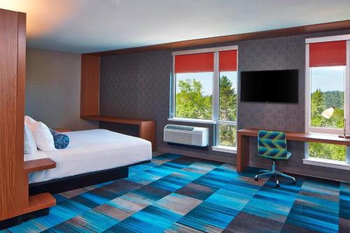 雷德蒙德西雅图雷德蒙德雅乐轩酒店的配有一张床和一张书桌的酒店客房