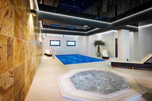 弗瓦迪斯瓦沃沃Kashubian Resort的一间位于客房中间的带按摩浴缸的房间