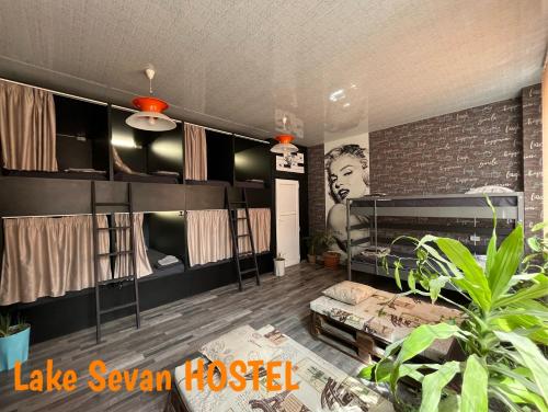 塞凡Lake Sevan Hostel的带双层床和砖墙的客房