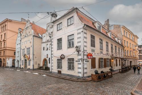 里加St.Jacobs's apartments Old Town Riga的城市街道上的一群建筑