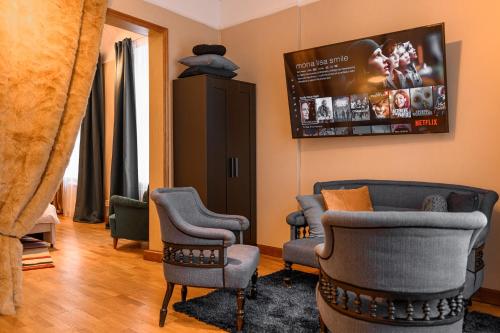 里加St.Jacobs's apartments Old Town Riga的一间设有椅子和平面电视的等候室