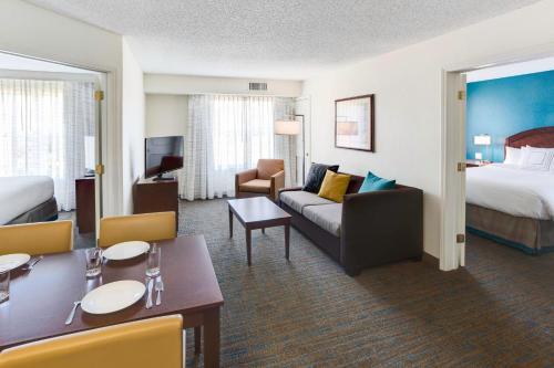 米尔福德米尔福德原住客栈的酒店客房设有一张沙发和一张床